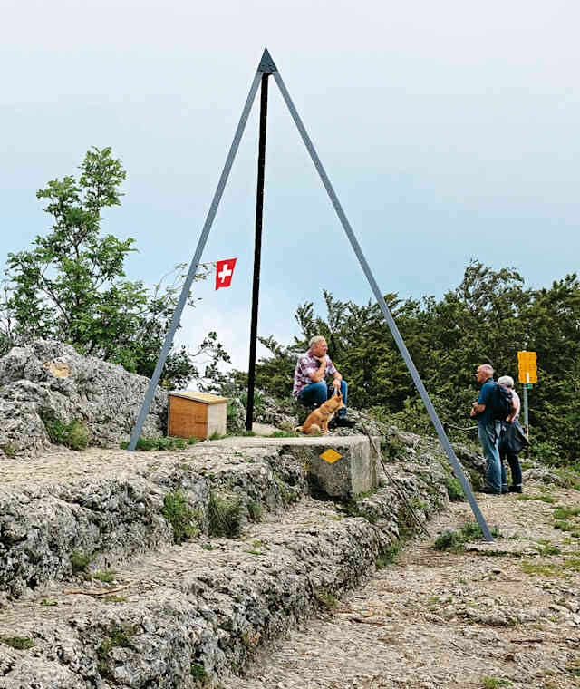 Der Gipfel auf der Gisliflue bietet viel Platz zum Rasten.