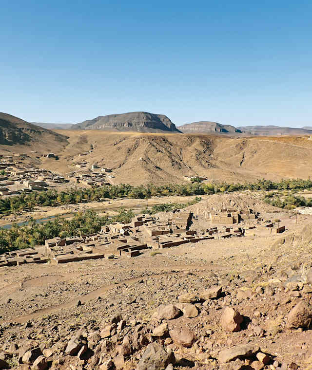 Während des Aufstiegs hat man eine umfassende Aussicht in das Tal. Der am Fuß des Hangs liegende Ort ist Taharbilt, die Siedlung gegenüber ist neueren Datums.