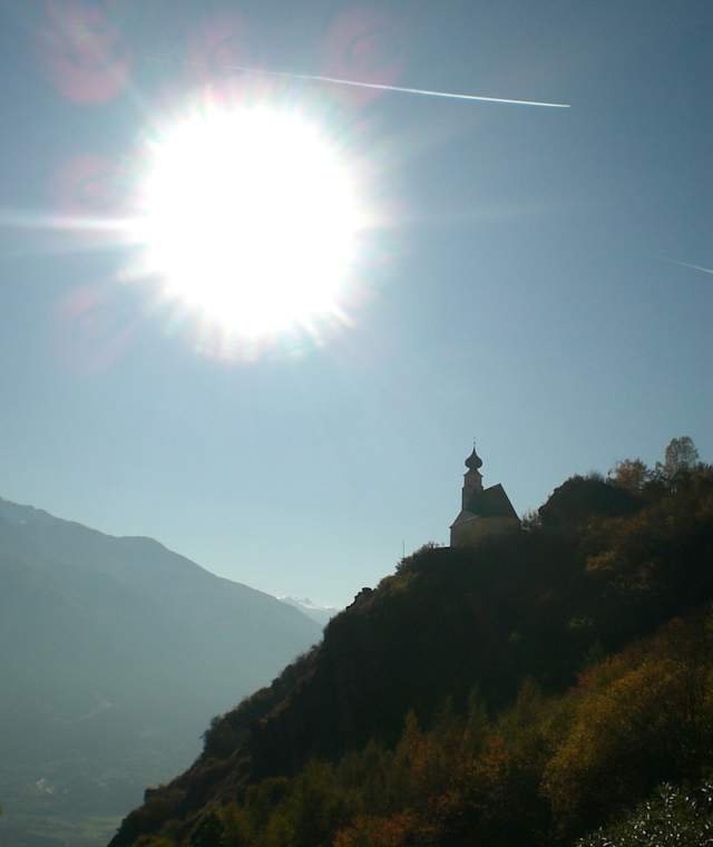 Der alte Kirchsteig von Tanas und die St.-Peter-Kirche