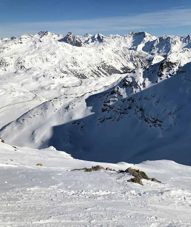 Blick vom Sattel auf den Berninapass