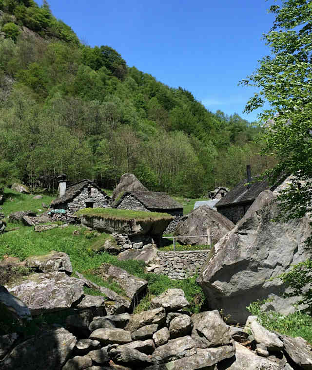 Der Wanderweg im Val Calneggia führt an typischen Steinhütten vorbei.