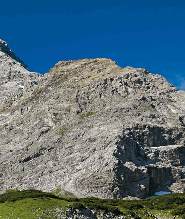 Wie ein Bollwerk riegelt der Panüelerkopf das Zalimtal ab. An seinen Flanken zieht der Leibersteig  diagonal nach oben.