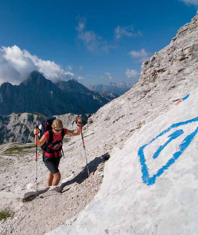 Das Dreieck ist Programm auf dem Dolomiten-Höhenweg 1, genauso wie atemberaubende Aussichten von Civetta bis Schiara.