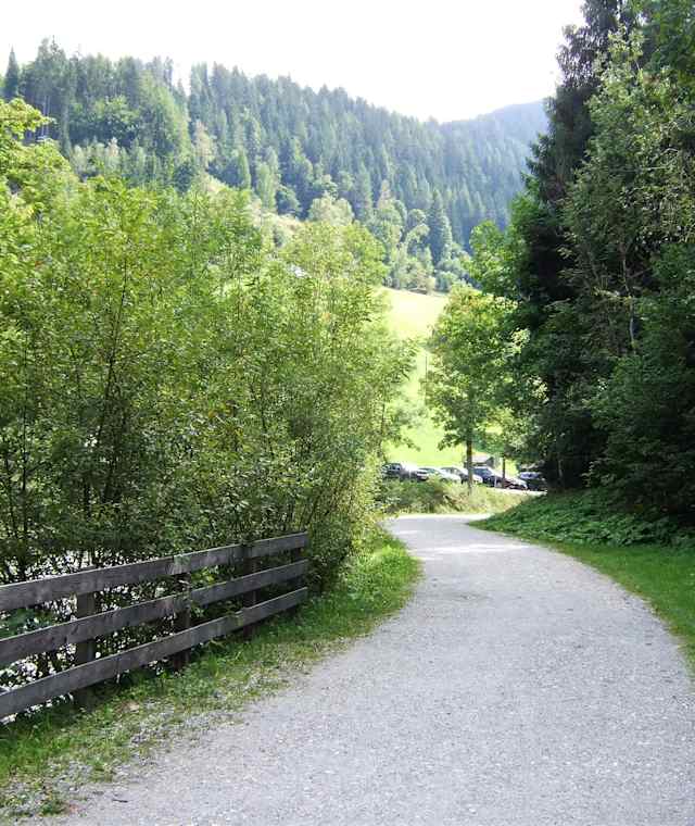Weg entlang der Kleinarl-Ache