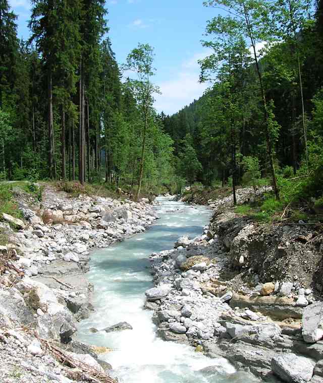 Zwischen Anger und Tiermattli führt der Talwanderweg durch den Wildbach.