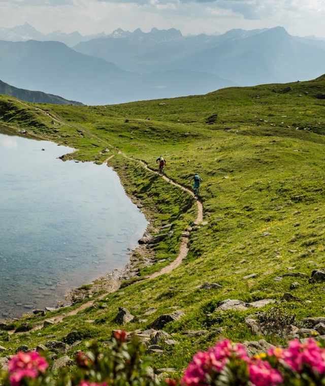 Abfahrt zur Alp Sanaspans.