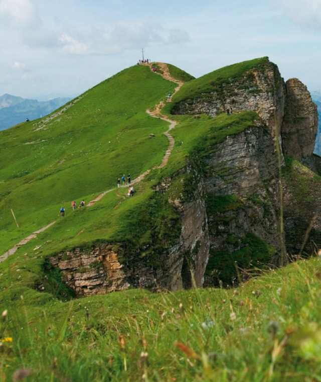 Der Weg verläuft in sicherem Abstand zu den Steilabstürzen.