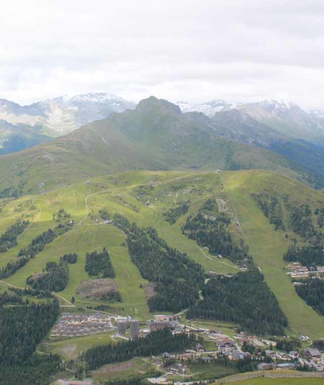 Ausblick vom Aineckgipfel auf Tschaneck und Katschberghoehe