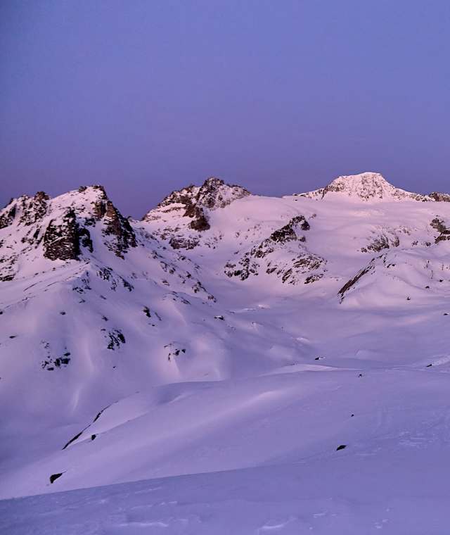 Die Albert-Heim-Hütte kurz vor Sonnenaufgang