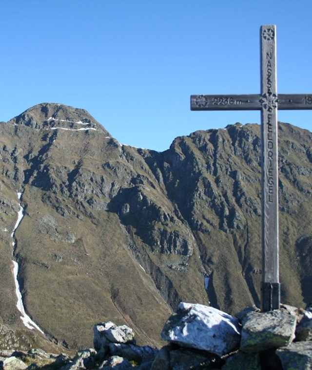 Am Gipfel des Naßfeldriegels mit Blick zur Hochtristen.