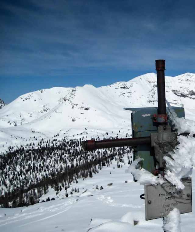 Gipfelkreuz des Angerkogels, dahinter der Mitter- und Hochmölbing