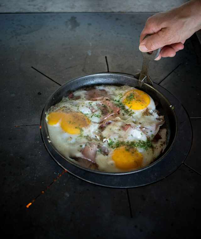 Auf der Angerlalm wird am Holzofen gekocht.