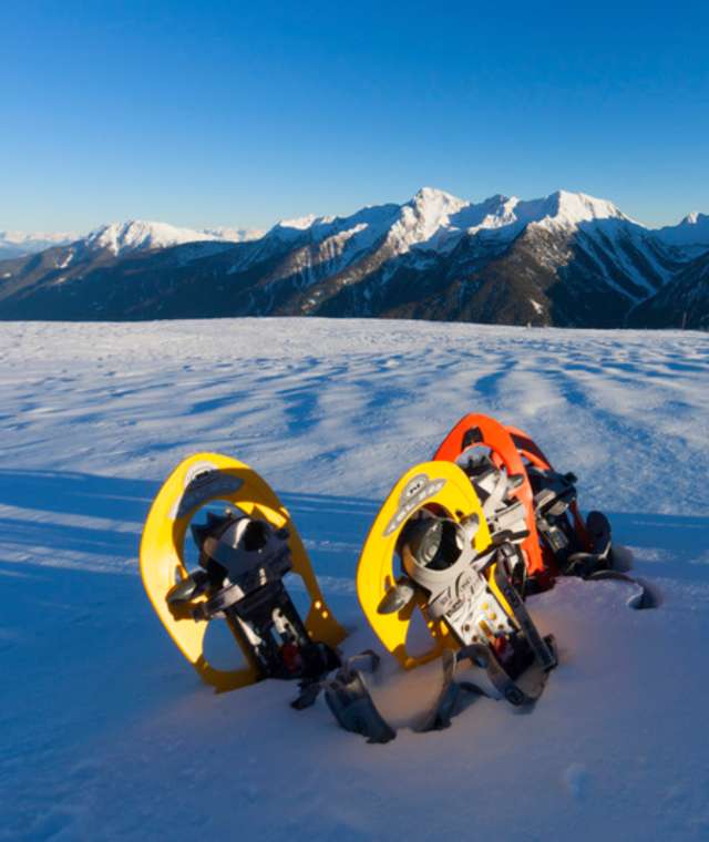 Schneeschuhwandern mit Blick auf die Ultner Berge
