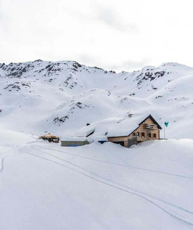 Tief verschneit - die Ascherhütte im Paznaun