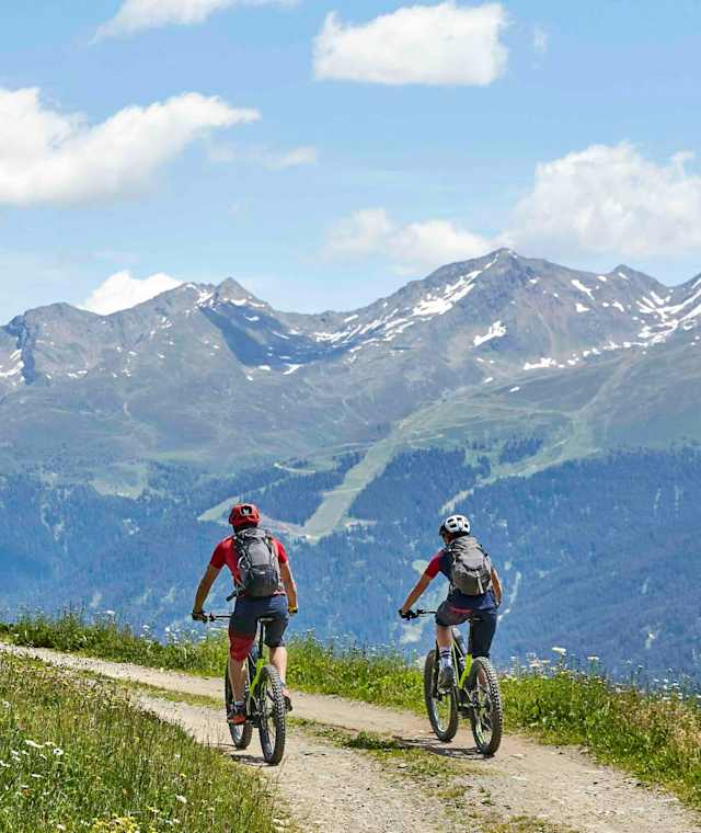 Auf alten Wegen mit dem Bike oberhalb von Kappl und See im Paznaun.