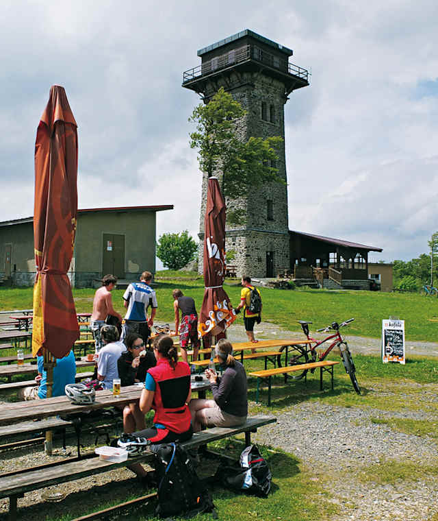 Wanderer und Mountainbiker treffen sich am Bistro auf dem Čerchov.