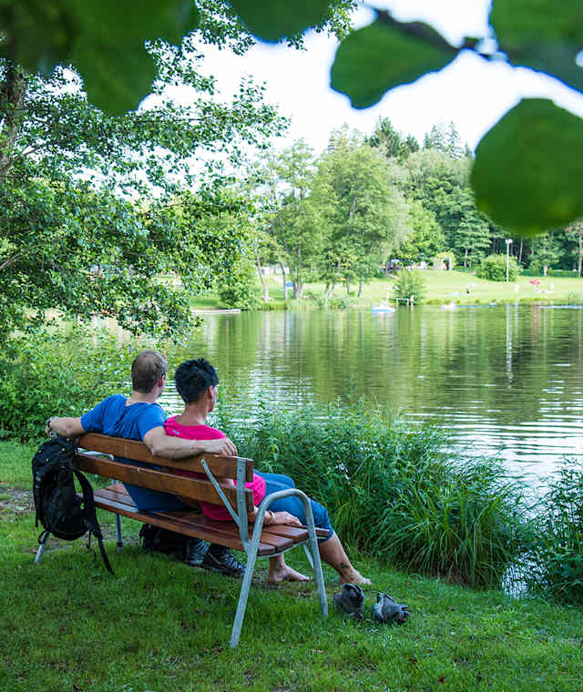 Eine der zahlreichen Rastbänke entlang der Strecke