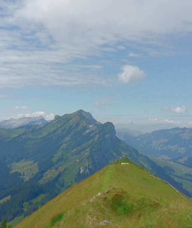 Ausblick auf dem Schimbrig nach Westen, mit der Schafmatt als Verlängerung der Flue, link den Fürstein und in der mitte die Schrattenfluh