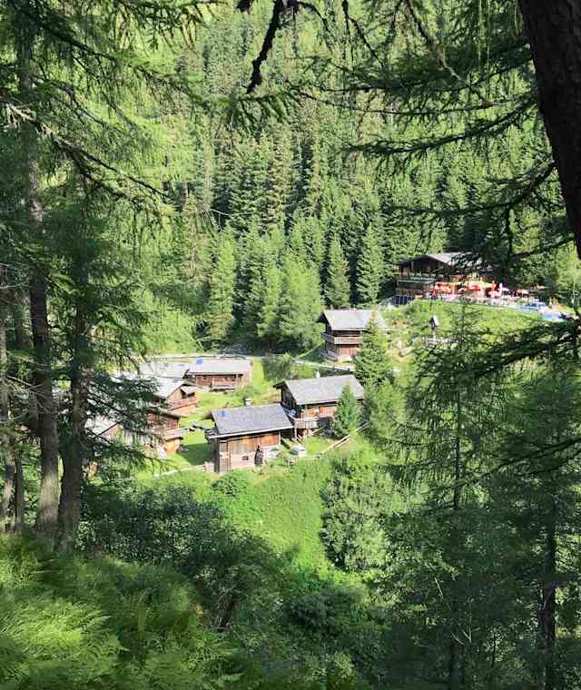 Die Häuser von Außergschlöß sind vom Wanderweg aus zu sehen.
