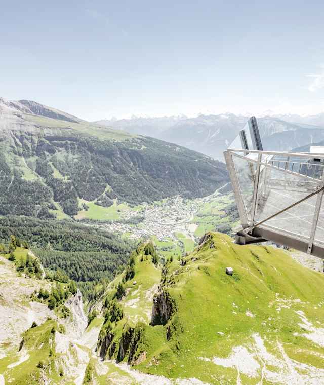 Aussichtsplattform Gemmi Longe 2350 mit Blick auf Leukerbad.