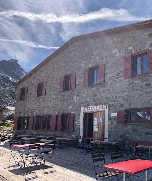 Das Berggasthaus Fuorcla Surlej lädt zur ersten Rast ein.