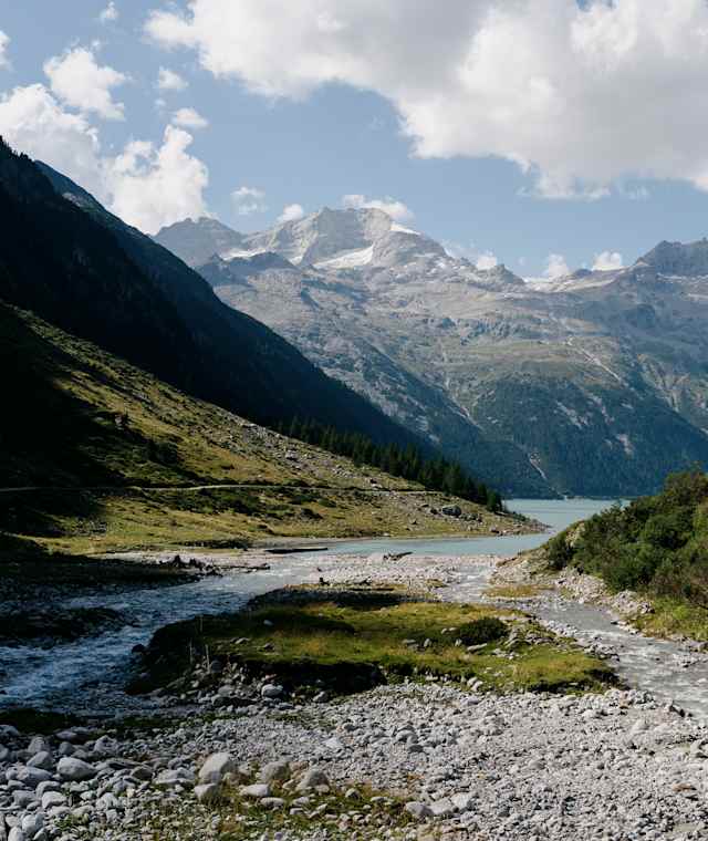Blick vom Schlegeis Stausee auf die Olpererhütte