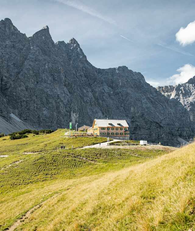 Die Falkenhütte vor den imposanten Lalidererwänden