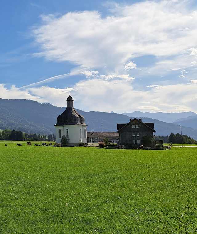 Die Kapelle St. Anna vor der Aussichtsreichen Kulisse des Naturparks Nagelfluhkette