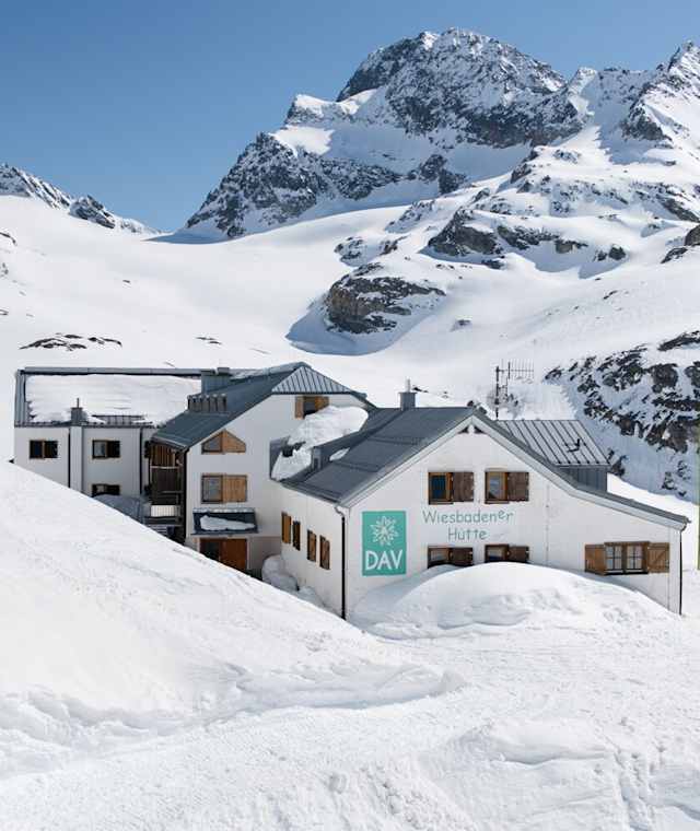 Die tief verschneite Wiesbadener Hütte