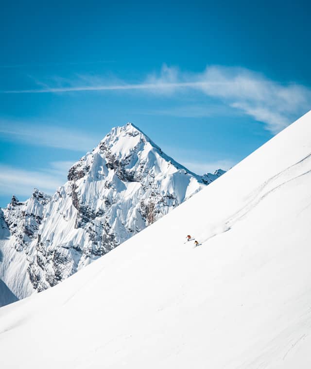 Tiefschneefahrer am Schilthron, im Hintergrund das Gspaltenhorn