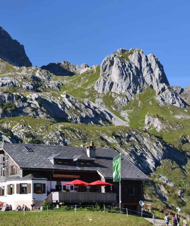 Die Biberacher Hütte mit der Hochkünzelspitze