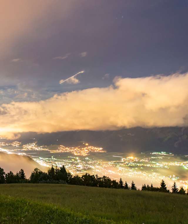 Aussicht von Holzkirche von Windegg, Tulfes, Monduntergang über Innsbruck