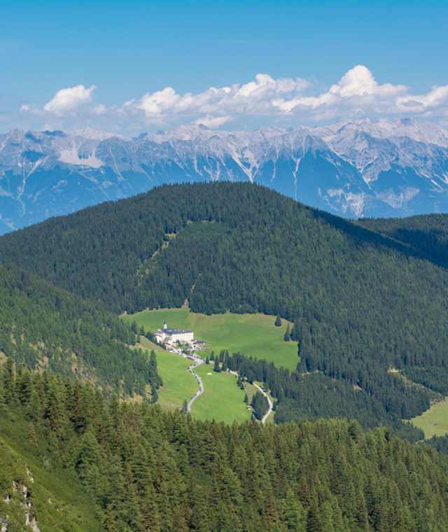 Maria Waldrast vom Blaser aus gesehen, im Hintergrund die Nordkette / Karwendel