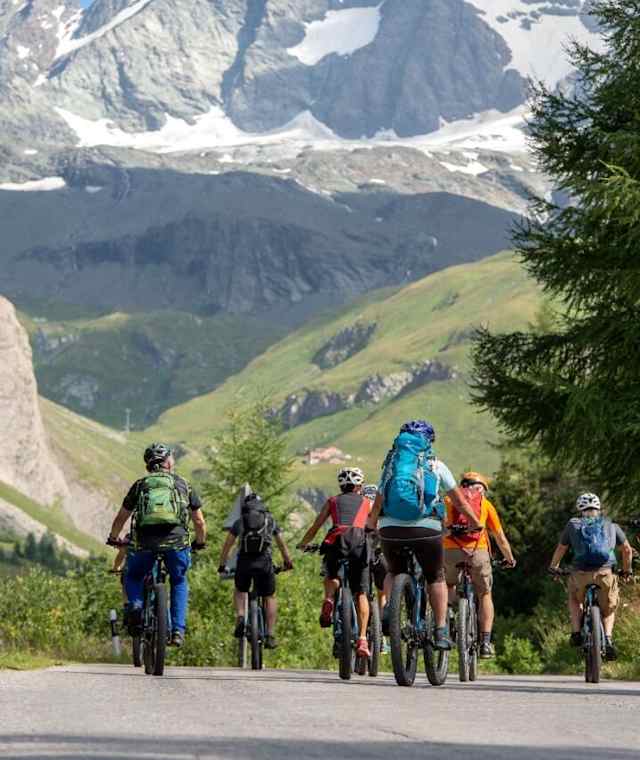 Beim Lucknerhaus genießt man einen tollen Blick auf den Großglockner.