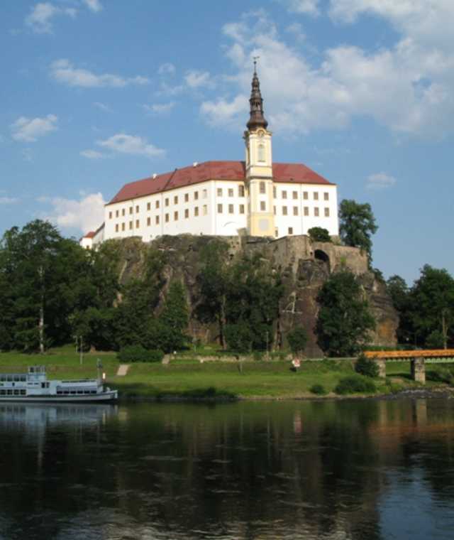 Burg Děčín und Hafenbecken