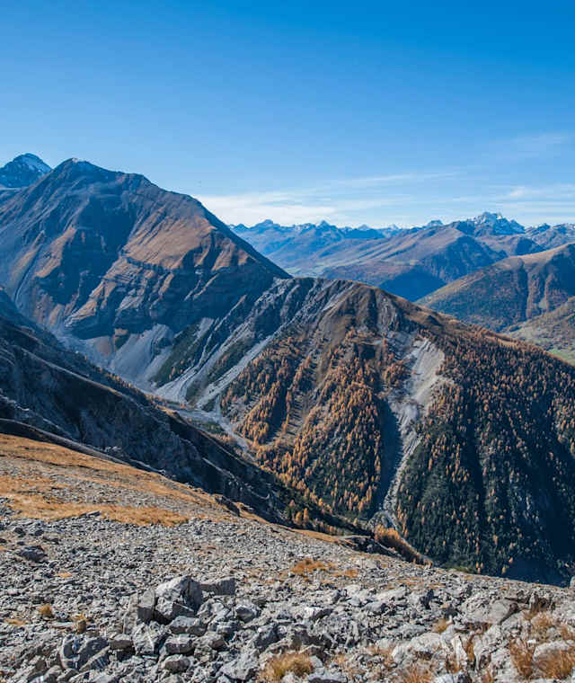 Blick auf die Val Tantermozza von Murtaröl aus. Dieser hintere Teil des Tales kann nicht begangen werden und ist ein Paradies für Gämsen.