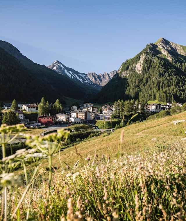 Blick über Samnaun Richtung Fuorcla Maisas und Muttler
