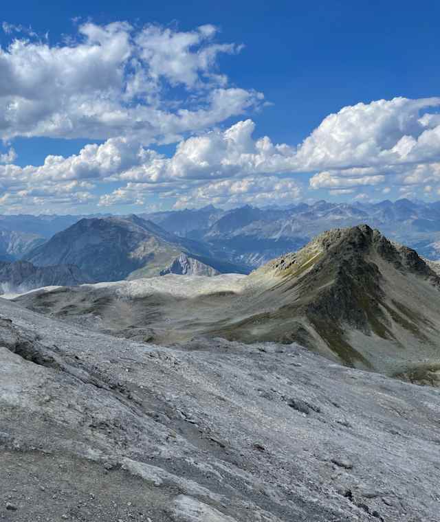 Gut beschildert weist der Weg am Gipfel des Piz Umbrail Richtung Val Müstair