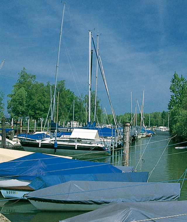 In einem Hafen mit Segelbooten gibt es für Kinder immer etwas zu entdecken.