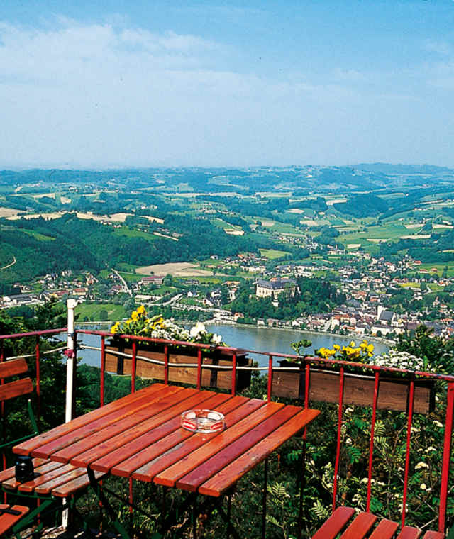 Blick von der Viktoria-Adelheid-Hütte auf Donau, Grein und südliches Mühlviertel.