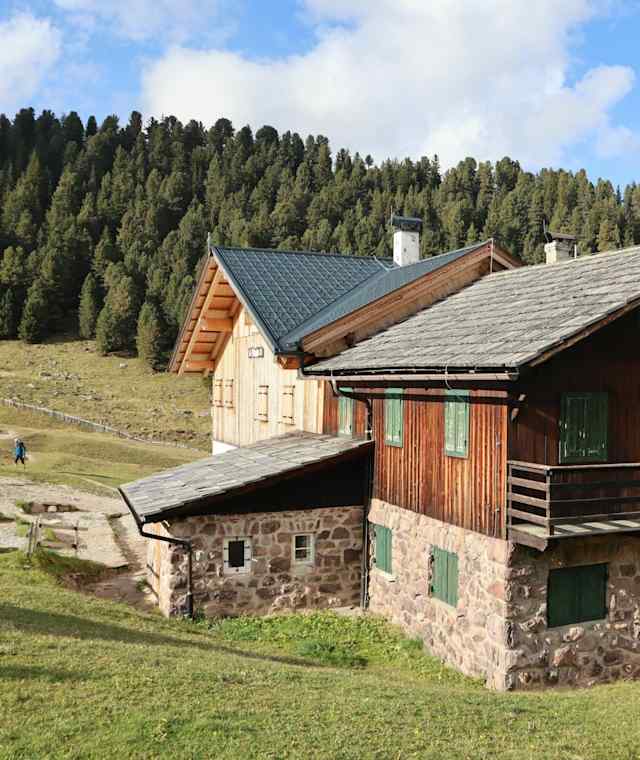 Die Brogles Hütte im Frühling