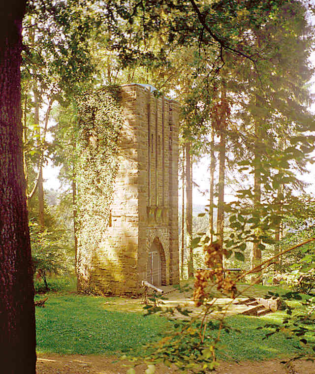 Ehrenmal des Bergischen Feldartillerie-Reg. 59 bei Schloss Burg.