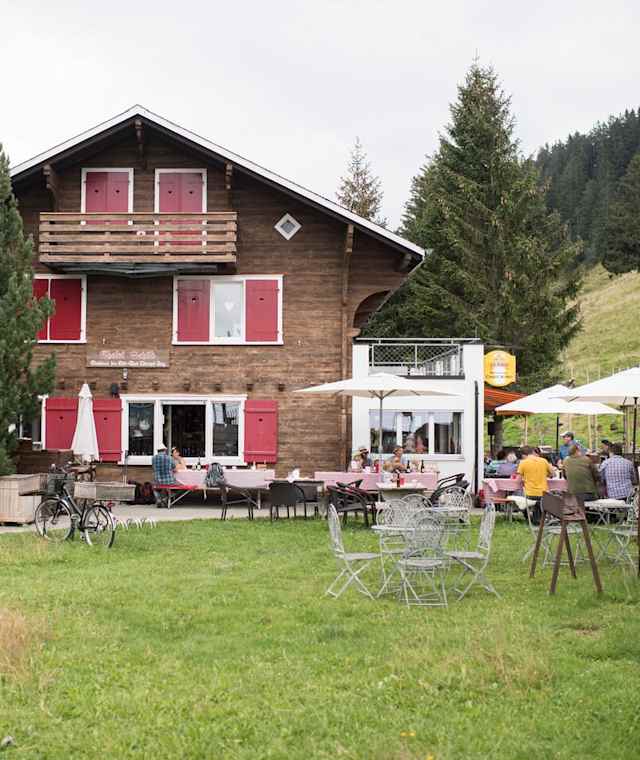 Das Chalet Schild und dessen Garten