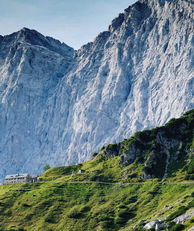 Die Dachstein-Südwand-Hütte unter der mächtigen Dachstein-Südwand