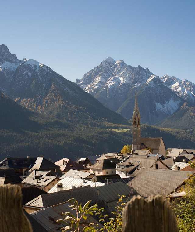 Das Engadiner Dorf Sent mit seiner markanten Kirchtumspitze.