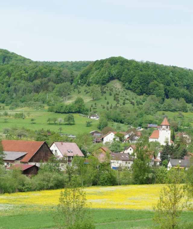 Schwäbische Idylle. Eingekesselt zwischen dem Bernhardus und dem Hornberg liegt das Dorf Degenfeld.