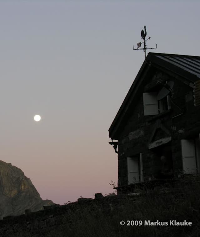 Mond über der Cabane de Susanfe
