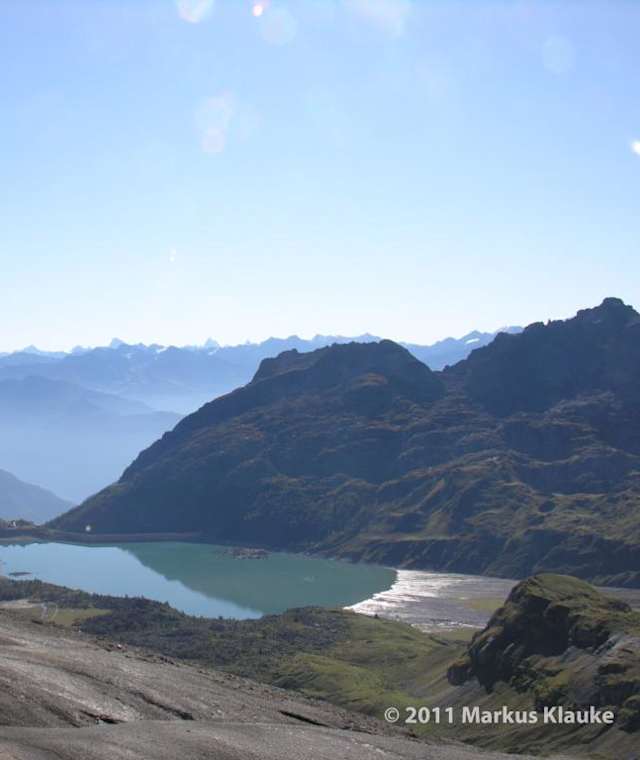 Blick vom Col de Susanfe nach Osten ins Wallis mit Matterhorn und Monte Rosa - vorne der Lac de Salanfe