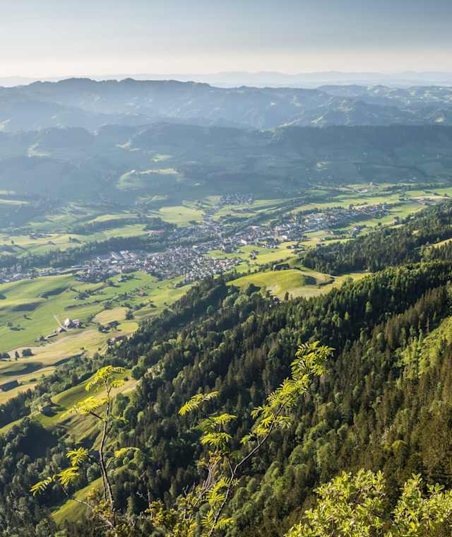 Der Ausblick auf Schüpfheim vom höchsten Punkt der Wanderung, von der Farnere.