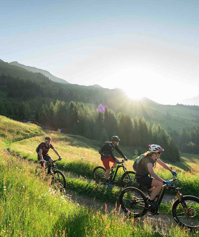 Die Weiler Tour führt oberhalb von Kappl am Sonnenhang entlang.